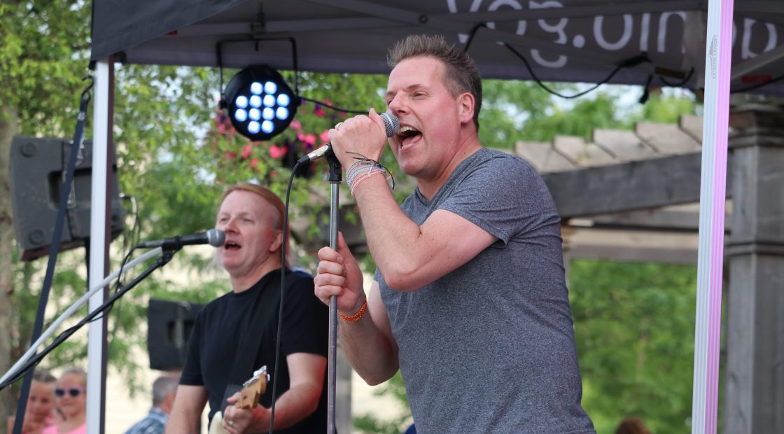 Reagenomics frontman singing